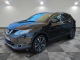 une Nissan QX-V noire garée sur un sol à damier