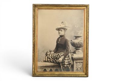 PHOTOGRAPHIE (Importante) "Portrait de femme, présumé : Mada…
