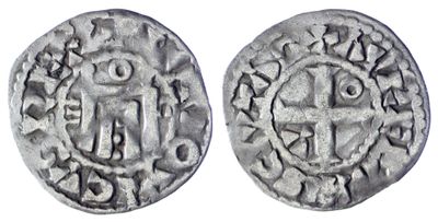 une pièce d'argent avec une croix au recto et une croix au verso