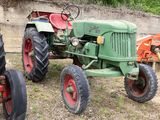 deux vieux tracteurs garés l'un à côté de l'autre dans un champ