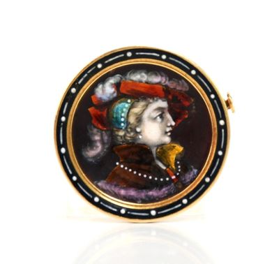 une photo d'une photo représentant une dame portant un chapeau rouge