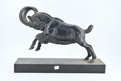 statue d'un bélier sur un socle en marbre, sur fond blanc