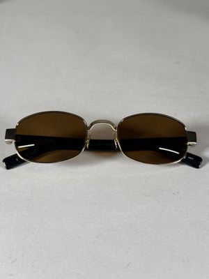 gros plan d'une paire de lunettes de soleil sur une surface blanche