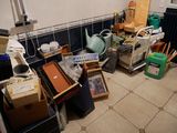une pièce encombrée, avec des cartons par terre