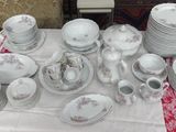 une table avec beaucoup d'assiettes et de tasses