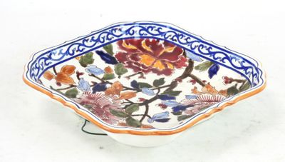 un petit bol orné d'un motif floral