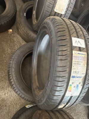 plusieurs pneus sont empilés les uns sur les autres