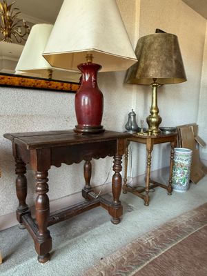 une table sur laquelle se trouvent une lampe et un vase
