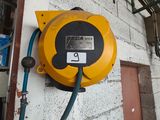 un tuyau jaune fixé sur le côté d'un immeuble