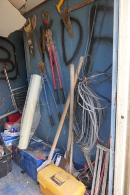 un garage avec des outils accrochés au mur