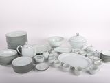 beaucoup de vaisselle et de tasses blanches sur la table