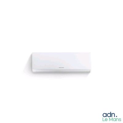 un climatiseur blanc posé sur un mur blanc