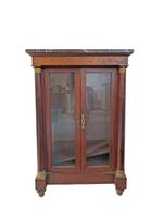 Vitrine en acajou et placage d'acajou ouvrant par deux porte…