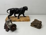 trois figurines représentant un chat et un chien, posées sur un socle en bois