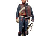 statue d'un soldat en uniforme, l'épée à la main, posée sur un socle en bois