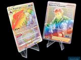 Deux cartes Pokémon sont exposées sur un présentoir, sur fond noir.