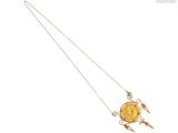 collier composé d'une pièce d'or et d'un éclair, monté sur une chaîne