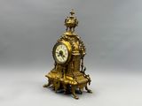 une horloge en or posée sur une table