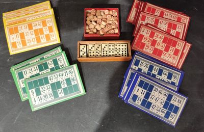 plusieurs boîtes en bois contenant des dés et des dominos, posées sur une table