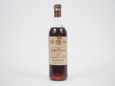 une vieille bouteille d'alcool posée sur une surface blanche