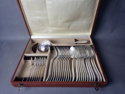 Partie de ménagère de style rocaille en métal argenté, comprenant: 12  - Photo 1