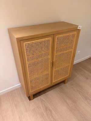 un meuble en bois dans le coin d'une pièce