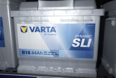 trois types différents de piles Varta exposés dans un magasin