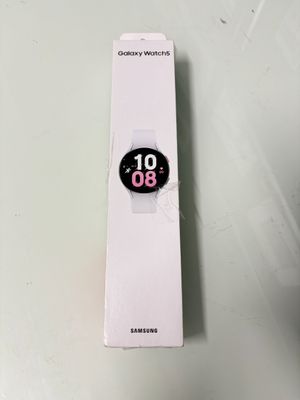 une boîte blanche sur laquelle figure une horloge en noir et blanc