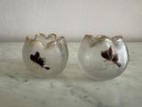 deux vases en verre posés sur une table