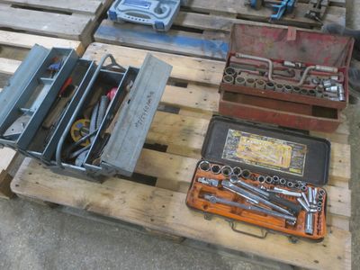 Deux caisses à outils, 2 cliquets à douilles, petits outilla… - Photo 1