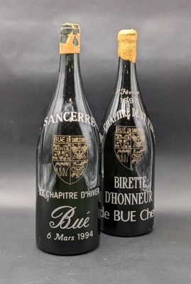 deux bouteilles de vin posées l'une à côté de l'autre sur une table
