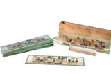 trois boîtes de figurines miniatures posées sur une surface blanche