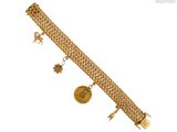 Gros plan sur un bracelet en or orné de breloques