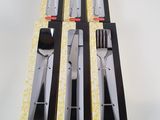 Un paquet contient trois paires de ciseaux et une fourchette
