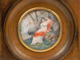 une image représentant un tableau d'une femme en robe rouge assise sur un banc