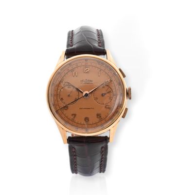 un gros plan d'une montre sur une surface blanche avec un fond blanc