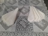 deux serviettes blanches posées sur une table