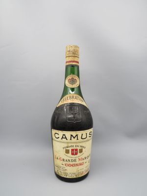 gros plan d'une bouteille de vin sur fond blanc