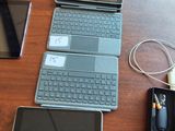 trois ordinateurs portables et une tablette posés côte à côte sur une table