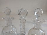 trois vases en verre posés sur un plateau, lui-même posé sur une table
