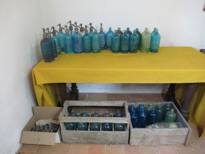une table jaune recouverte d'une nappe jaune