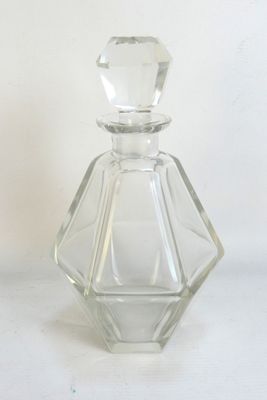 une bouteille en verre transparent ornée d'un motif en forme de losange