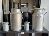 trois vases posés sur une étagère devant un miroir