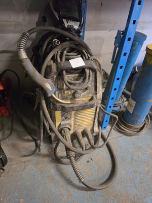 beaucoup de câbles et d'outils dans le garage