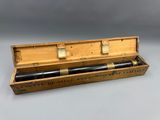 une boîte en bois contenant un télescope, posée sur une table