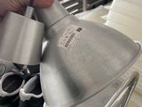 une personne qui tient un objet métallique dans la main
