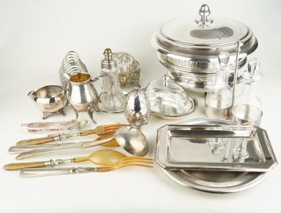l'argenterie sur une table blanche
