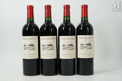trois bouteilles de vin rouge sont alignées sur une surface blanche