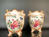 une paire de vases ornés de motifs floraux sur fond noir