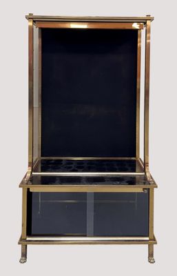 une vitrine noire et dorée dotée d'une porte vitrée